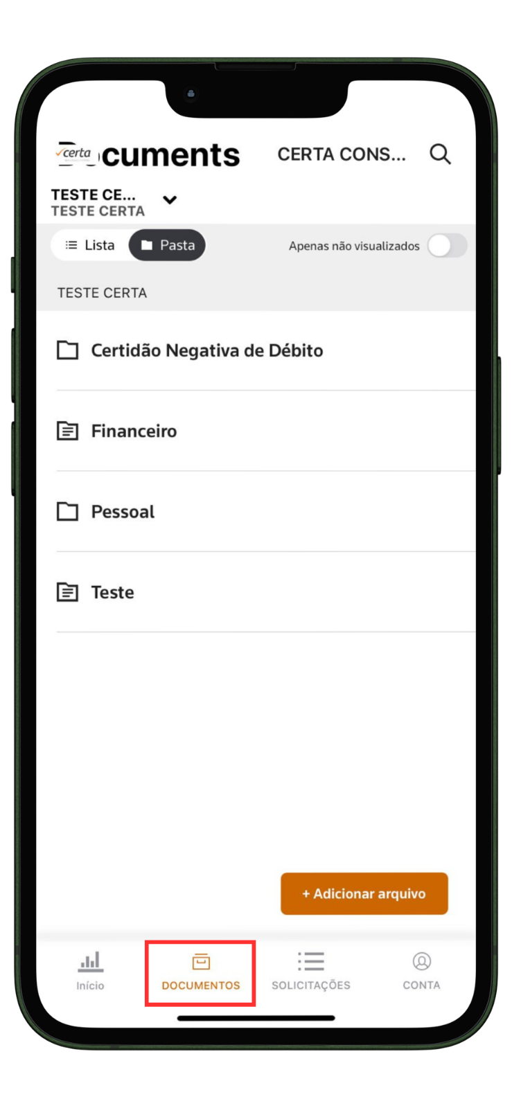 Um celular com a página de documetos do portal do cliente aberta com uma indicação a aba documentos localizada na barra inferior, segundo ícone (esquerda para direita)